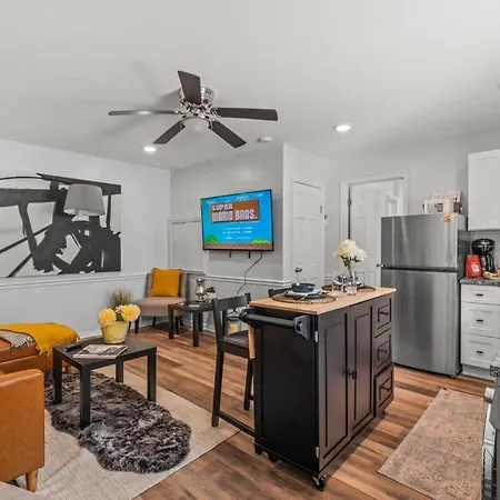 East Passyunk Trendy Apartment